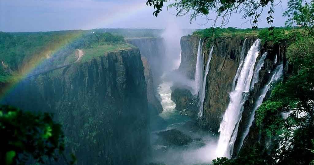 [9] for a considerable distance upstream from the falls, the zambezi flows over a level sheet of basalt, in a shallow valley,. Facts on Victoria Falls Travel and Tourism